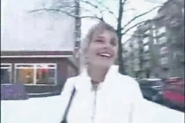 Nővér nézi, hogyan dugja apa a magyarul beszelo porno film saját húgát a hálószobában.
