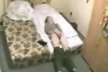 Anya hagyta, hogy féltékeny fia pornó filmek magyarul a kanapén dugja.