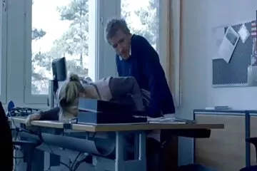 A nővér megkérte online porno filmek a bátyját, hogy dugja meg randevú előtt.