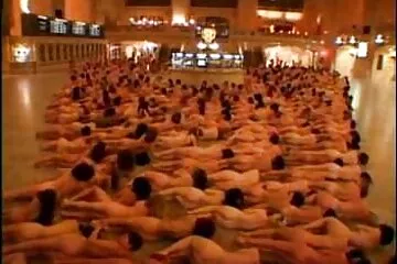 A testvér göndör sapkában dugja a szexfilme húgát, és nem engedi levenni a cipőjét.