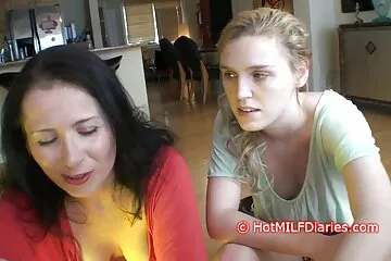 Testvér cums a nővére borotvált punciját, miközben dörzsöli kakast hozzá. online porno filmek