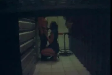 A kanos mostohanővér a Sony ponovideok ingyen joystickommal maszturbált, amikor beléptem a szobába.