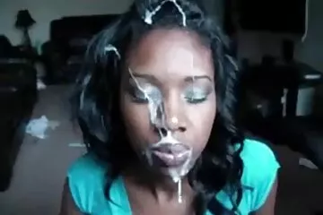 Busty anya elvette fia szüzességét, lehetővé pénzért szex indavideo téve neki, hogy nyaljon.