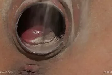 A fiú keményen dugja az anyját a száján és a online porno filmek seggén.