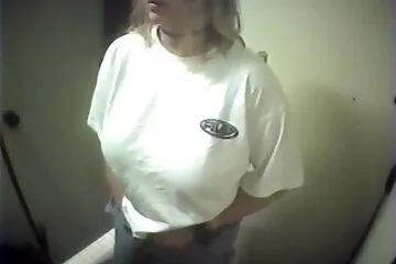 Megégett nővére maszturbál a zuhany pornó filmek magyarul alatt, és segített neki cum.