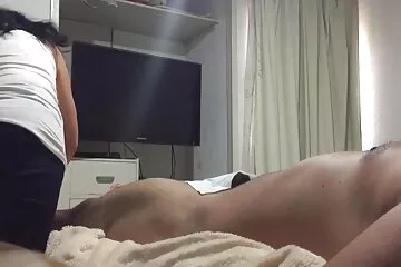 A mostoha apa ujjaival gyúrta mostohalánya punciját és magyarul beszélő pornó film szar, miközben a felesége dolgozott.