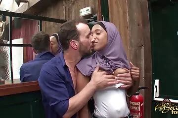 Apa veszekedett online pornó videók a feleségével és megbaszott a lánya puncijával.