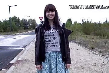 Pigfarkú unokája szopja pénzért szex indavideo a nagyapját, miközben hátulról szar.