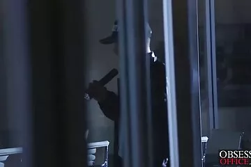 A kopasz apa megnyalta lánya édes punciját, és beletette online filmekporno a hímtagot.