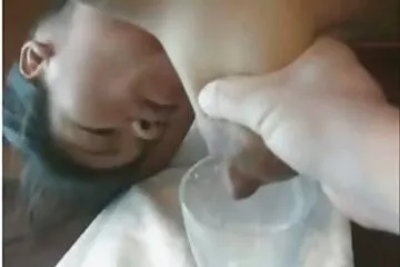Incesztus pornó orosz tinipinak anyával és fiával a konyhában.