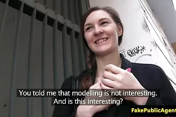 Egy fiatal barna asszony egy bolyhos szőnyegen adott egy öregembernek, videa szexfilmek miközben a férje nem volt otthon.