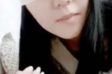 A házi sexvideó nővér a testvére farkán edz, miközben a barátja dolgozik.