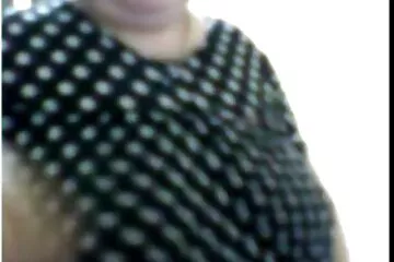 Fia táplálja anyját, miután kibaszott online nézhető pornó filmek a konyhában.