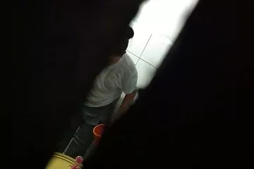 A fiatal lány a pénisz tetején megugrotta az porno film magyarul öreg apát.